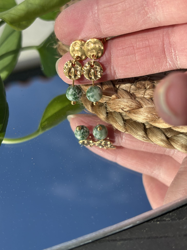 Boucles d'oreilles martelées dorées et agate arbres