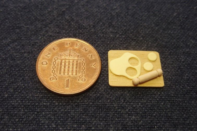 Pastry Board (1/24th scale)