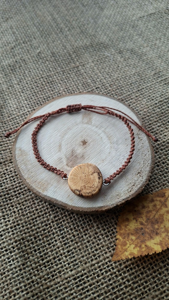 Handgeknüpftes Armband mit Holz