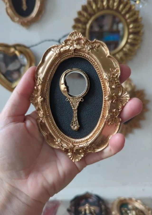 Cadre baroque doré miroir lune