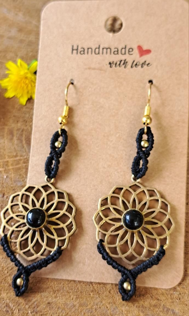 Boucles d'oreilles micro-macramé forme fleur 