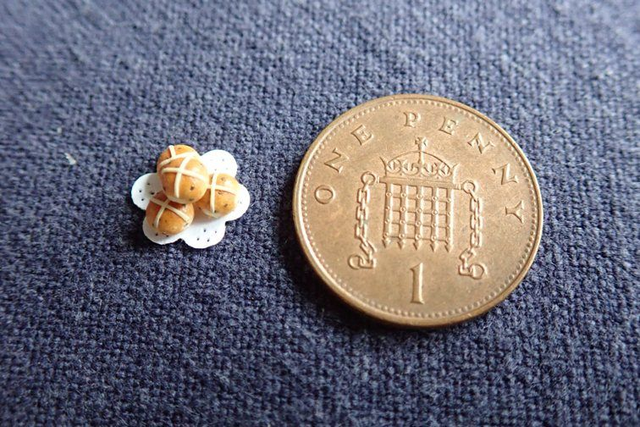 Hot Cross Buns on Doily (1/24th scale)