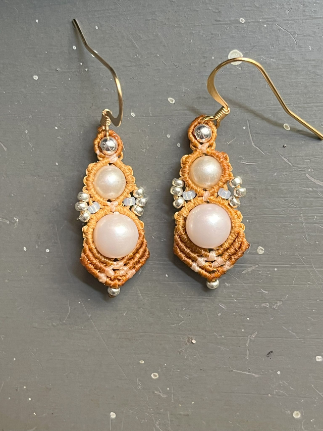 Petites boucles d&#039;oreille en macramé et perles camel et blanc