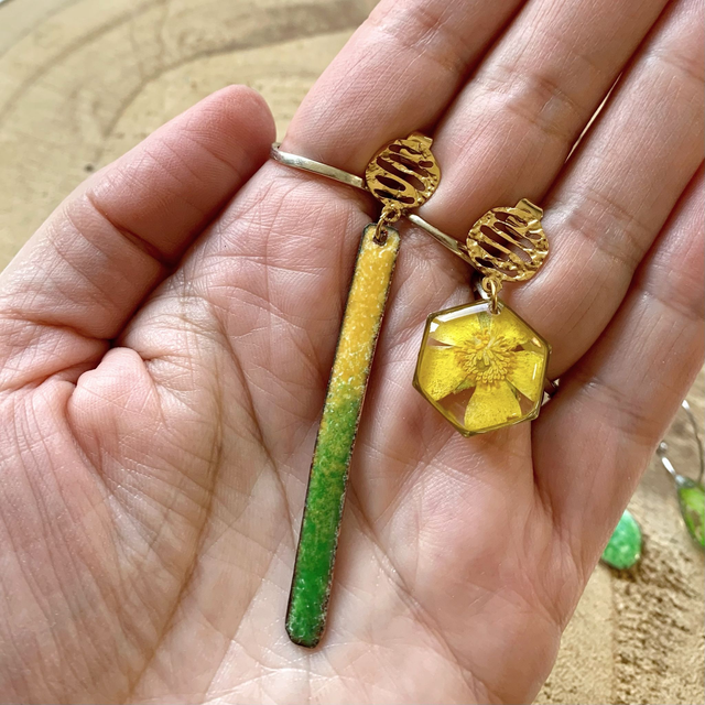Bouton d'Or : boucles d'oreilles asymétriques (dorées) - Pièce Unique