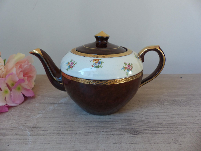 Théière Vintage Anglaise Numérotée – Céramique Marron et Crème avec Garniture Dorée – Motif Floral – Made in England