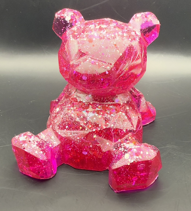 Ours assis forme géométrique en résine