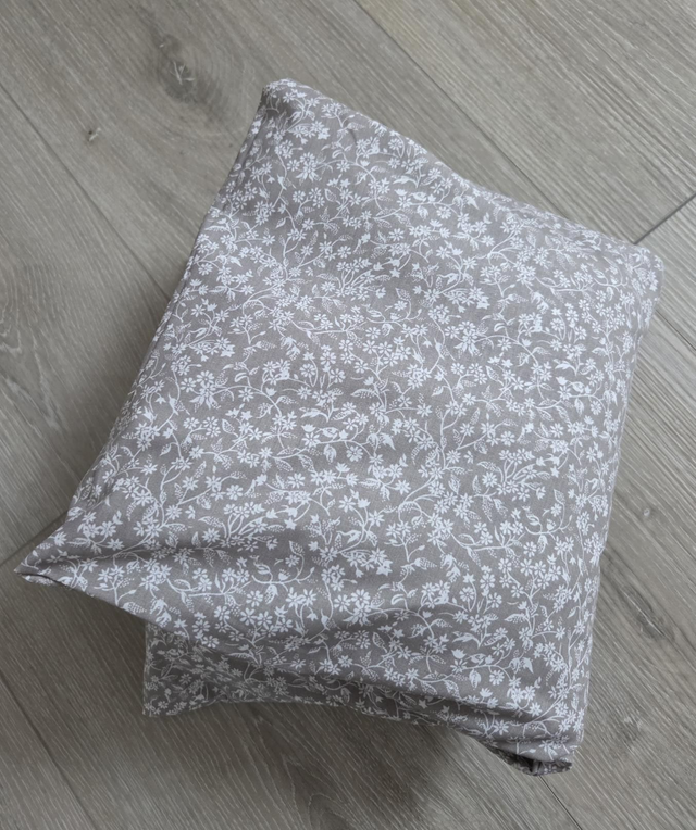 Wohlfühlkissen "klein" 25x50cm " hellbraun mit Blümchen "