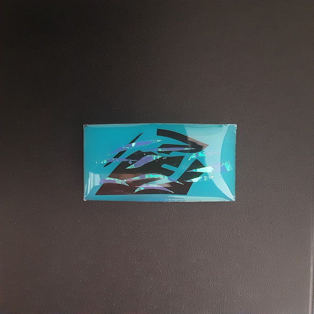 Broche collection maritime fond bleu lagon décor irisé et noir