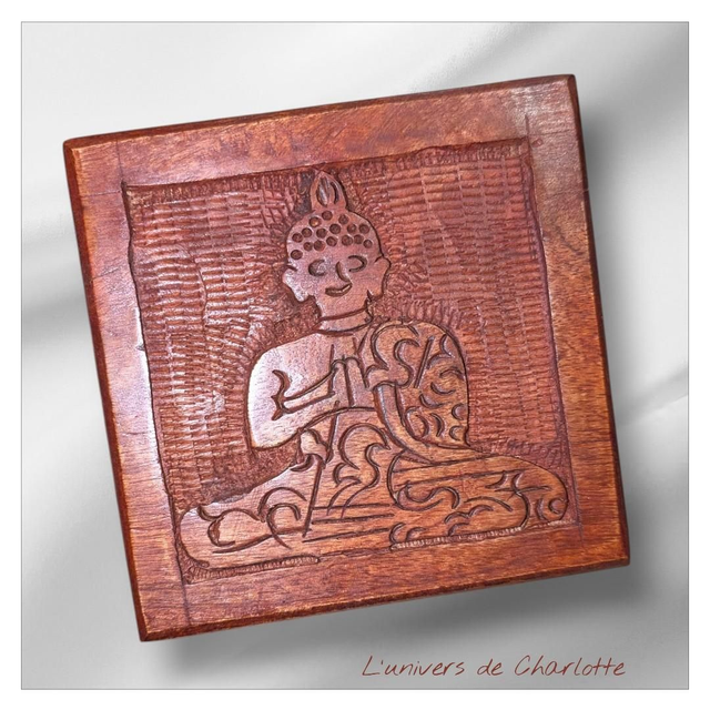 Boîte sculptée &quot;Bouddha&quot;