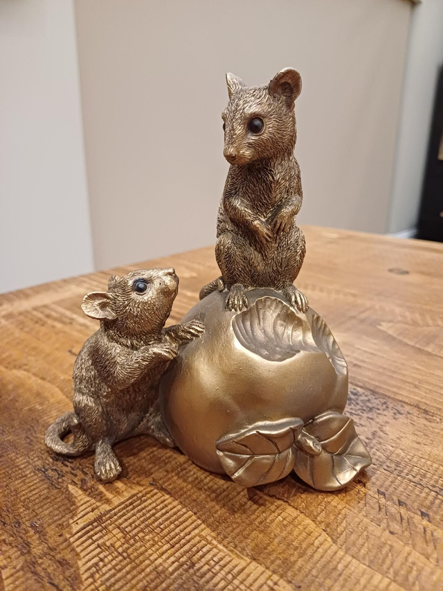 Reflections Mice with Apple