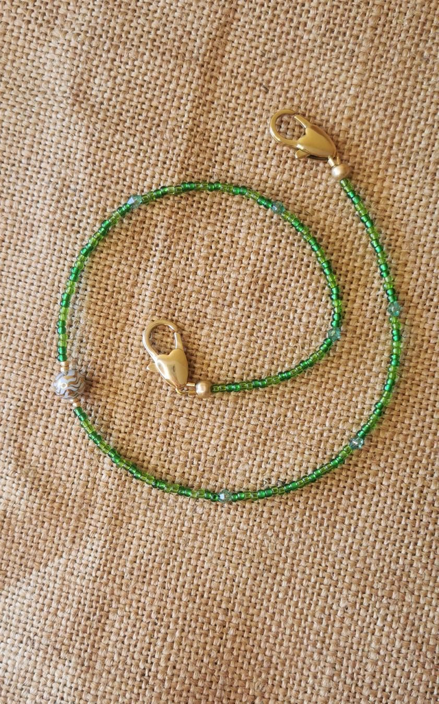 Bijou de téléphone vert et doré 40 cm