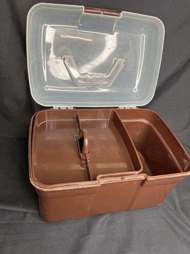 Boite de pansage + Brosses