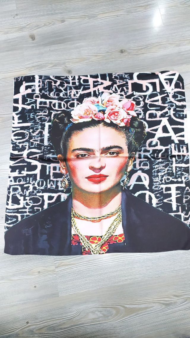 Foulard quadrato Frida Kahlo nero scritta