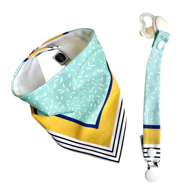 Coffret bavoir bandana + attache tétine - vert clair, bleu et jaune