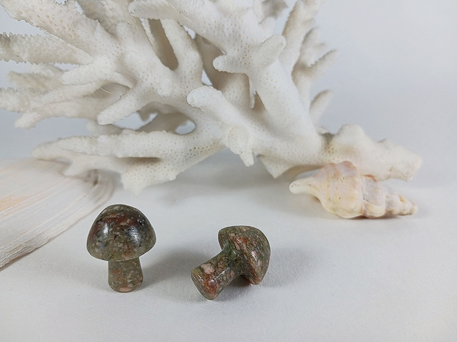 Champignon sculpté : unakite