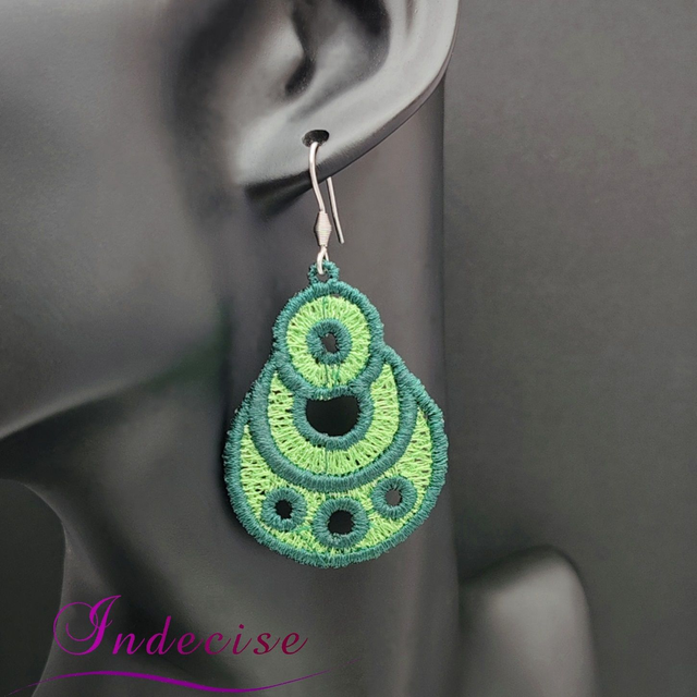 Boucles d'oreilles vert sapin et vert prairie, broderie en machine - Créations issues de l'artisanat français par Indecise