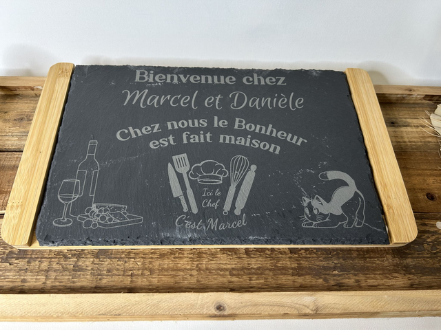 Planche en ardoise et bambou "Bienvenue chez ***" personnalisé