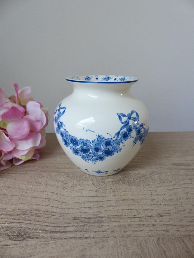 Petit vase boule shabby chic décoré de fleurs bleues, Vase en faïence blanche SIA décor floral délicat, Décoration charme romantique vintage