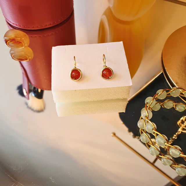 Boucle d&#039;oreille O-Ré en Fil de Cuivre Doré et perles de pierres naturelles