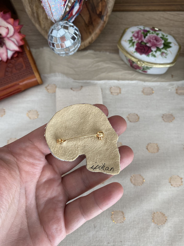 Broche brodée crâne pastel