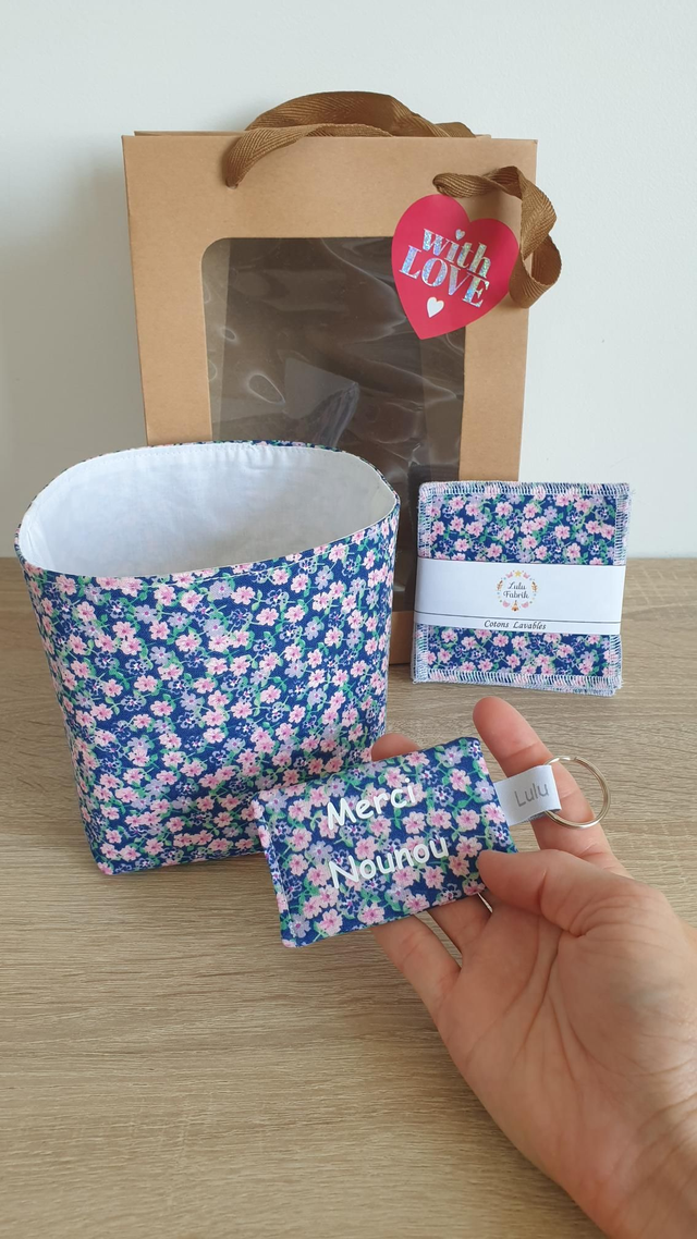 Coffret: panier +4 cotons + porte clés Merci Nounou (bleu mauve)