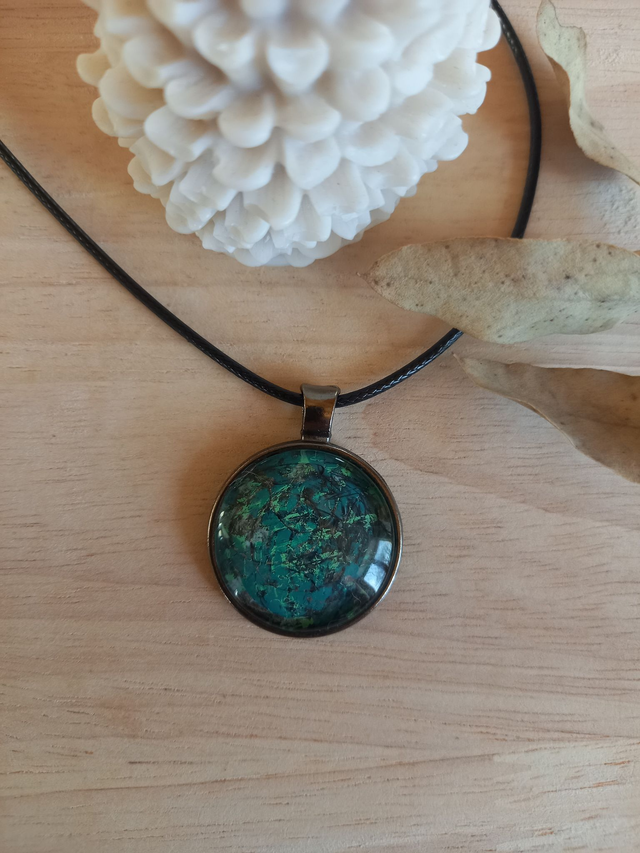 Collier Cabochon à effets peints - vert  / cordon noir avec fermoir argenté 