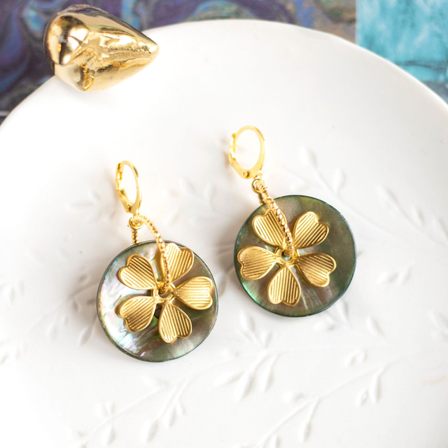 Boucles d'oreilles boutons vintage en nacre ormeau et fleurs en laiton doré à l'or fin