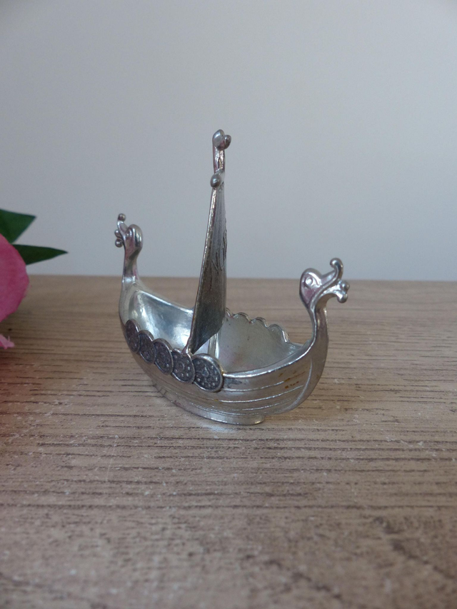 Bateau viking miniature en étain, bateau viking fait à la main, bateau de Tinn souvenir, chaloupe viking Handstopt, navire dragon nordique