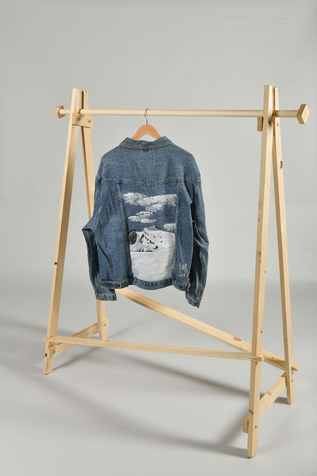 veste en jeans de seconde main peinte à la main - œuvre paysage montagne enneigée 