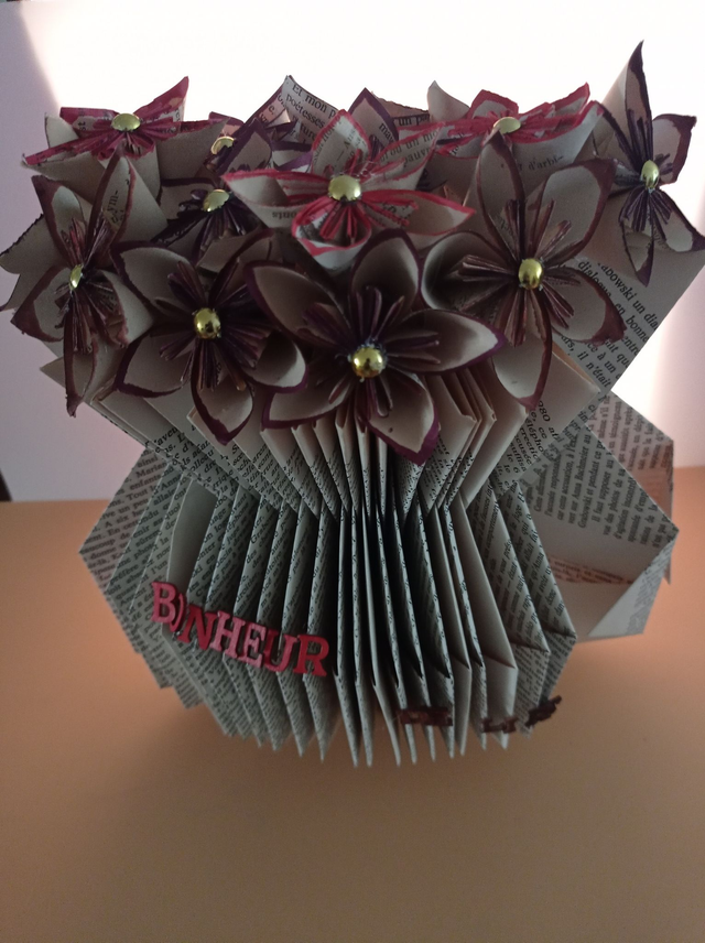 vase livre avec fleurs rouge et texte