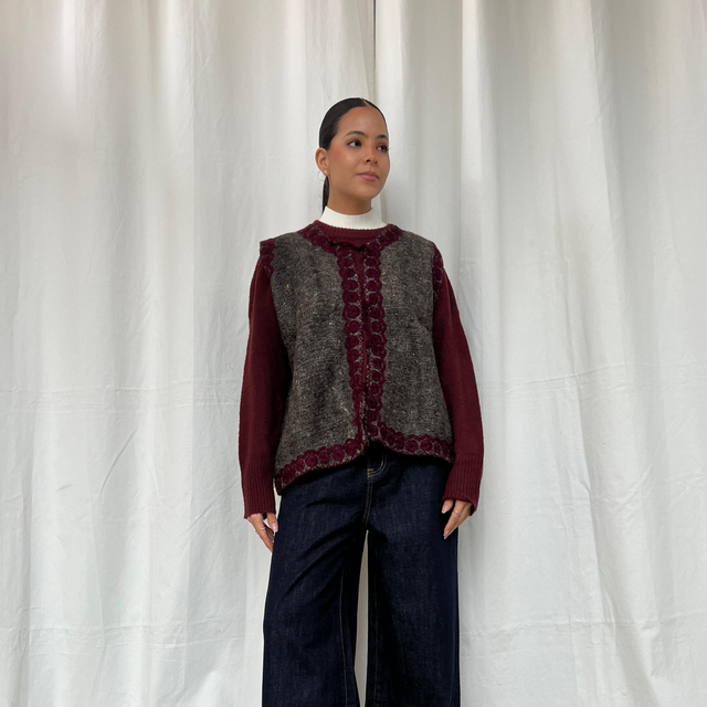 5.8 chaleco lana gris con bordado burdeos 