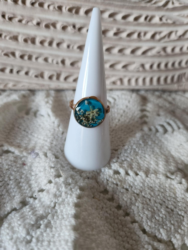 Bague fleurs séchées résine fond bleu dorée 