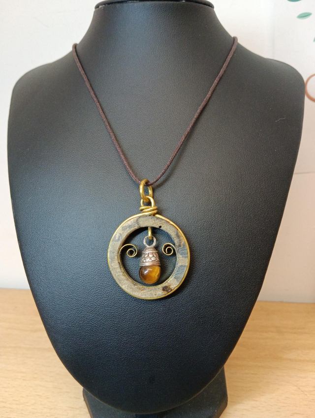 Pendentif laiton, chêne et oeil de tigre 
