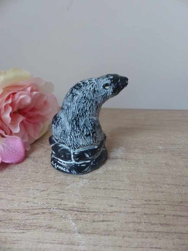 Sculpture ours noir assis sur un rocher The Aardik Collection, Figurine d’ours solitaire vintage fait à la main au Canada