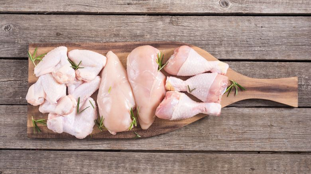 Poulet découpé (environ 2.2 kg) à 8 € / kg à retirer le 5 février
