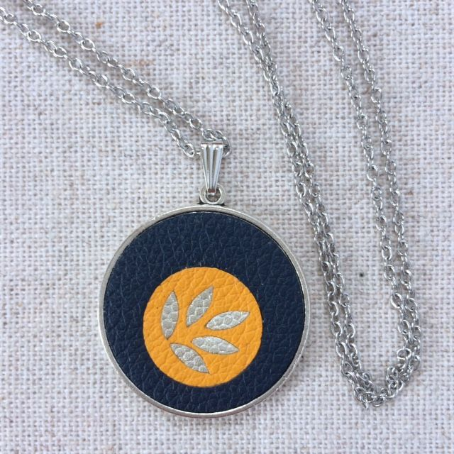 Collier réversible « Duo » argenté, support de cabochon double face, marqueterie de cuir de vachette couleur bleu marine et jaune safran