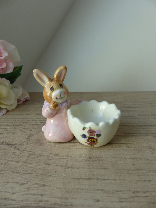 Coquetier artisanal en forme de lapin en céramique décor fleurs sauvages, coquetier enfant fait main forme animal lapin campagne Vintage