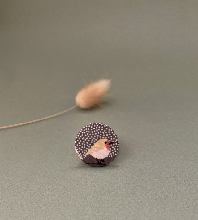 Broche ronde gris foncé oiseau en carton et tissu imprimé