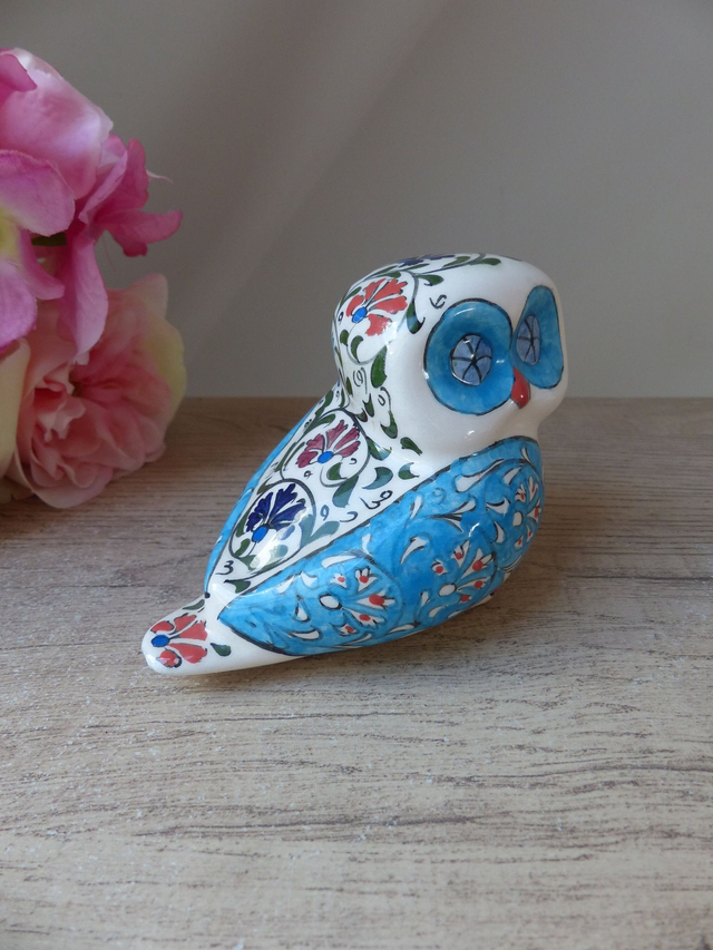 Chouette Bleue Joyeuse : Figurine Artisanale en Céramique Peinte à la Main – Chouette Colorée, Décoration Maison de Campagne, Bord de Mer