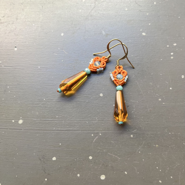 Boucles d'oreille en macramé et perles longues gouttes en verre orange 