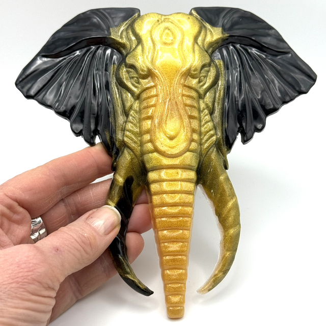 Tête d’éléphant noir et or