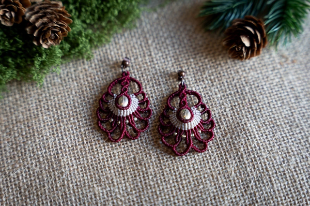 Boucles d&#039;oreilles en micro-macramé Bordeaux et perles argentées 