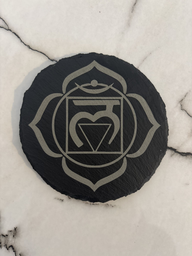 Chakra Racine – Muladhara gravé sur un dessous de verre en ardoise de 10 cm de diamètre
