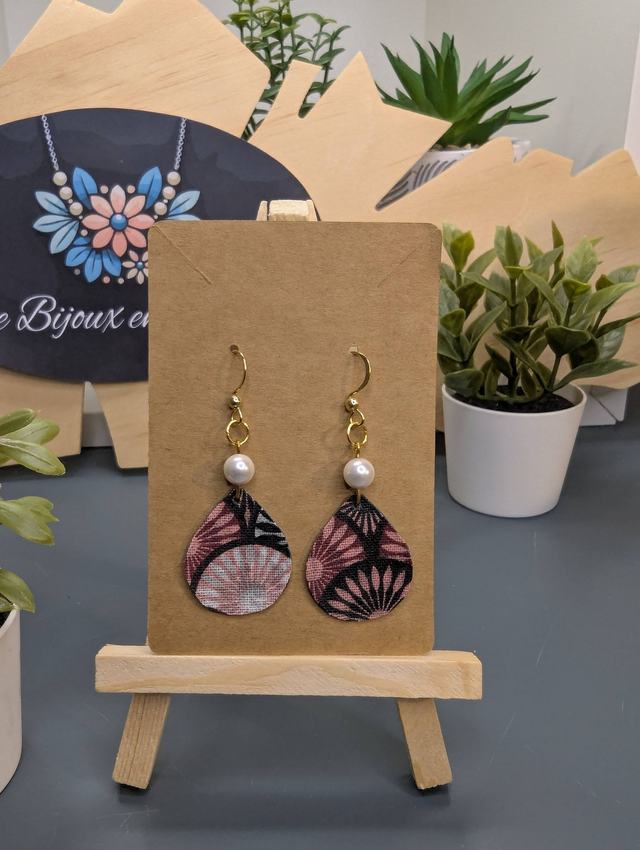 Boucles d'oreilles en forme de goutte en cuir et tissus enduit avec perles de coquillage. 