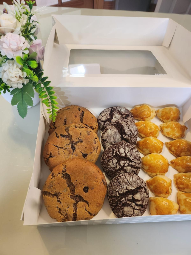 Turkish-Style Chocolate Chip Cookies + Mini Potato Buns + Crinkle Cookies – 4 to 6 Servings (approximately)