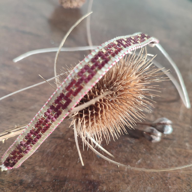 Bracelet tissé main dégradé de rouge ,dorés et crème en perles de verre miyuki , réglable sur fil de jade résistant, pièce unique 