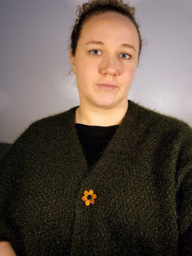 Pin's Marguerite jaune moutarde