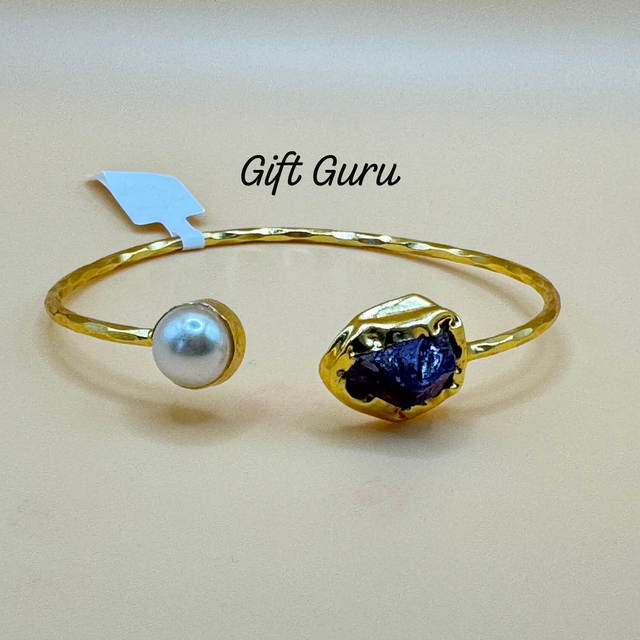 Brass bracelet with water pearl stone