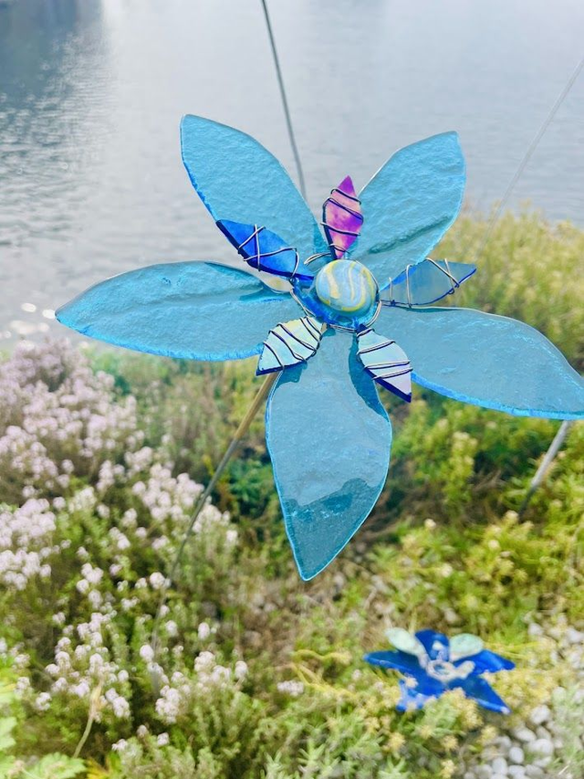 Kleurrijke Glazen Blauwe Bloem - Uniek Cadeau voor Tuinliefhebbers