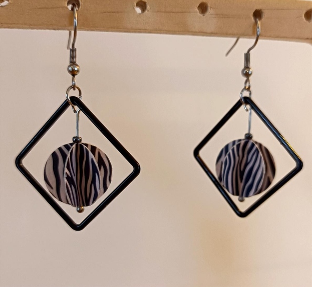 Carré noir, petite perle en papier